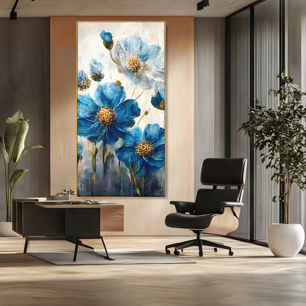 Tablou canvas cu pictura verticala cu flori albastre, in rama de aluminiu auriu, pe perete intr-un birou